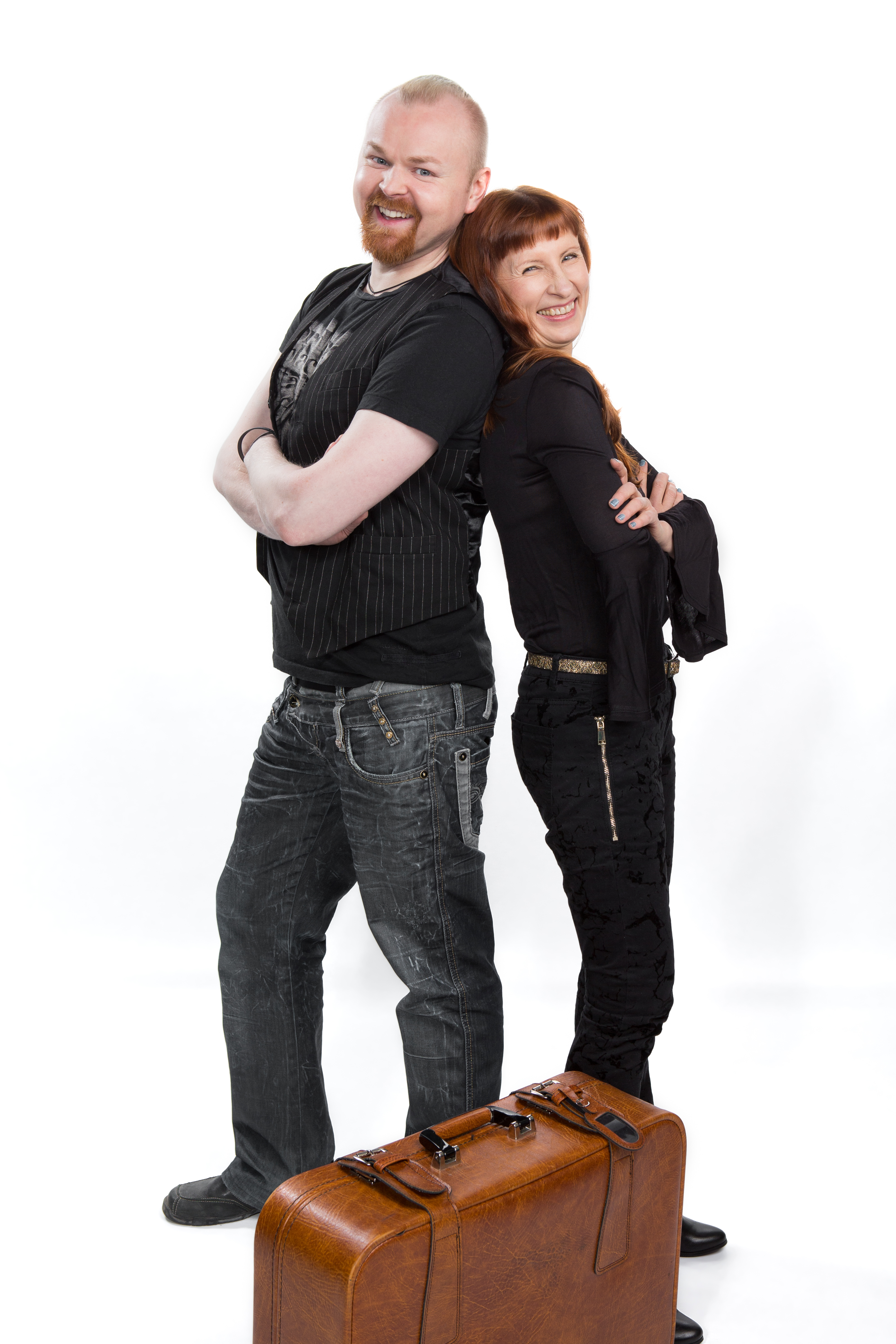 Kuva selät vastakkain seisten